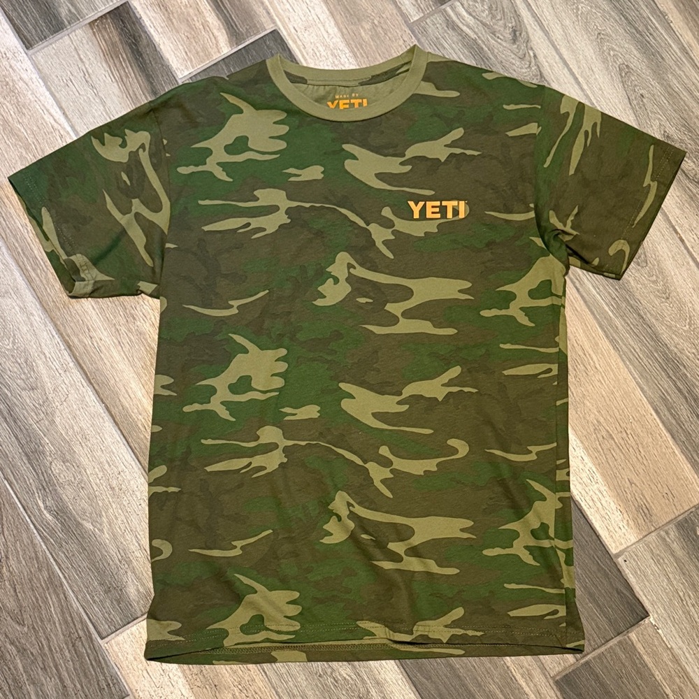 NWOT YETI Men's Green Camo Short Sleeve Tee
